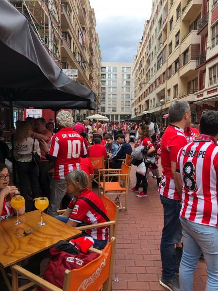 Las calles se han llenado de aficionados rojiblancos