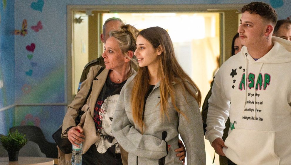 Una exrehén de Hamás dice que fue violada por un 'influencer' de 'fitness' de Tel Aviv