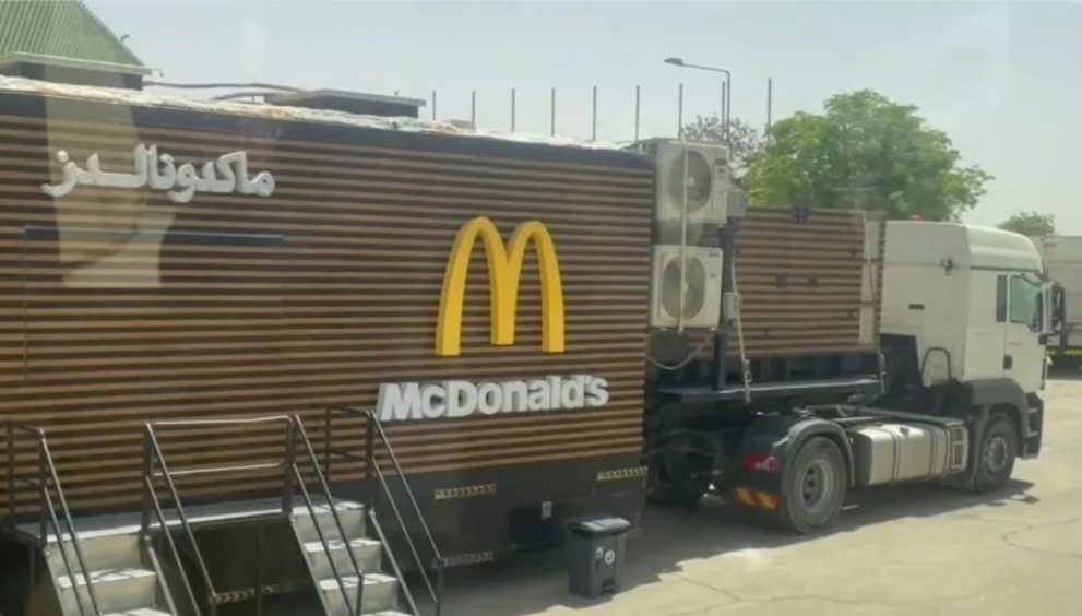 VIDEO: Arabia Saudita instala un McDonald's móvil por la llegada de Trump