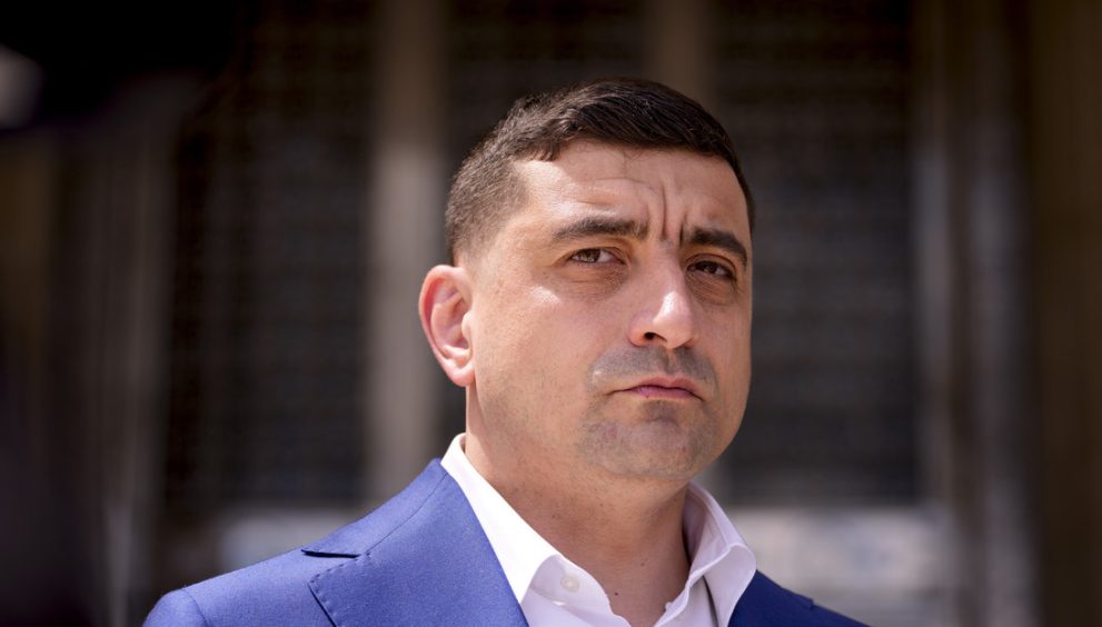 El candidato euroescéptico pide anular la "farsa" electoral por injerencia externa