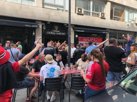Aficionados del Manchester United cantando en el pub irlandés Molly Mallona ubicado en la calle Estraunza