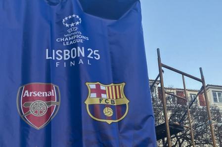 Un cartel de la final de la Champions, en una céntrica plaza de Lisboa