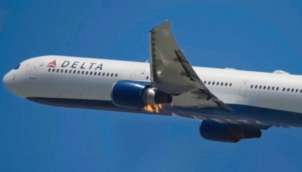 VIDEO: El motor de un Boeing 767 se incendia en pleno vuelo