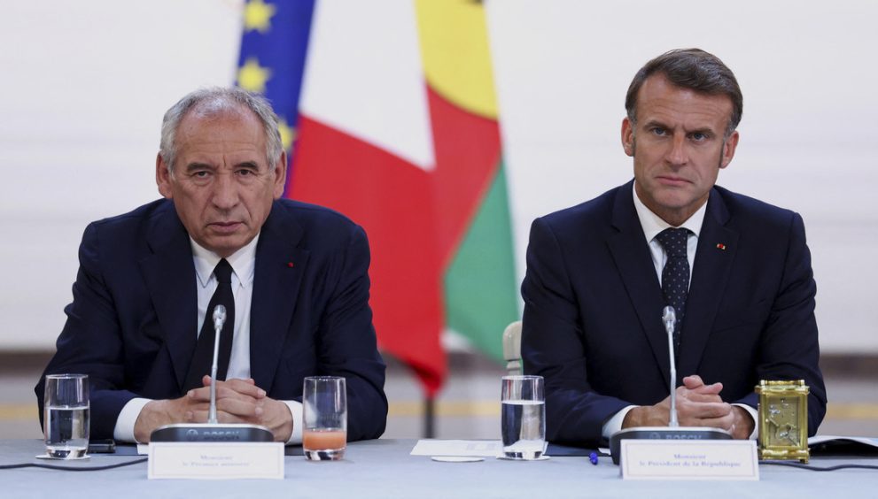 Macron y Bayrou establecen el antirrécord político en la historia de V República francesa