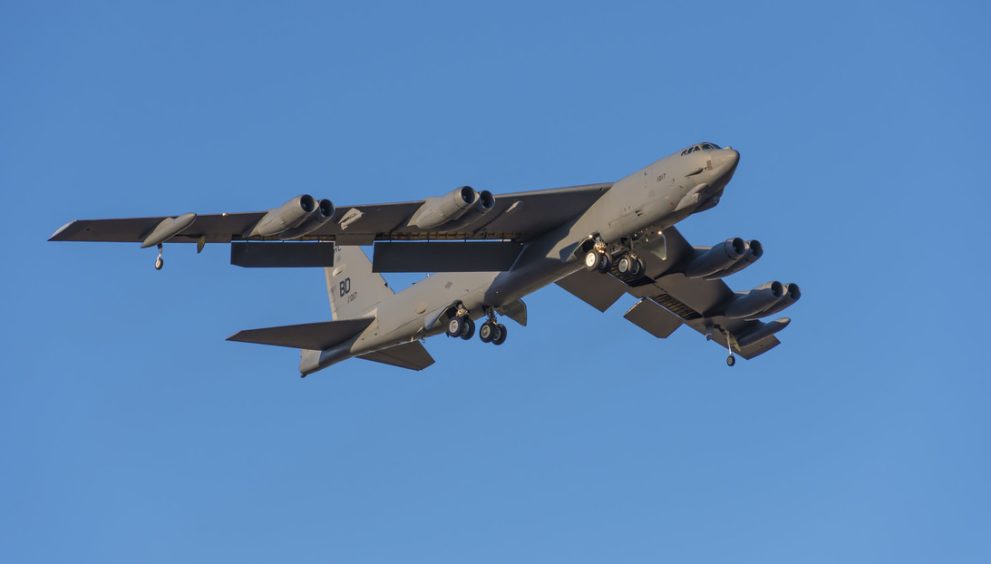 Un avión de pasajeros casi choca con un bombardero B-52 en EE.UU.