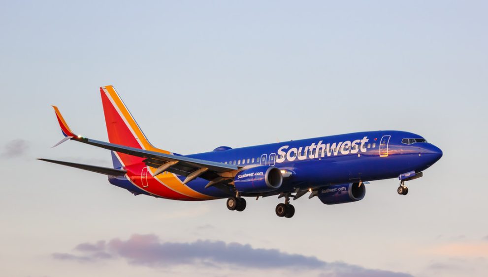 Avión de pasajeros por poco colisiona con un caza