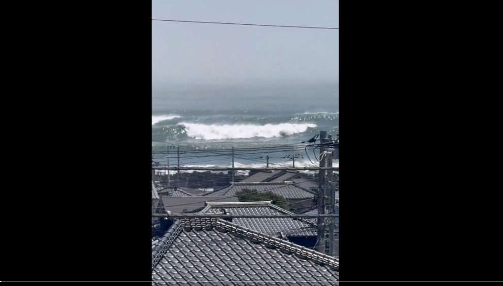 Así golpean las olas de tsunami en las costas de Japón (VIDEOS)