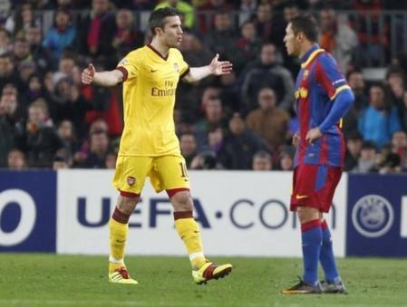 Barça-Arsenal. Octavos de final. Partido de vuelta. Champions League 2010-2011. Van Persie se lamenta tras ser expulsado.