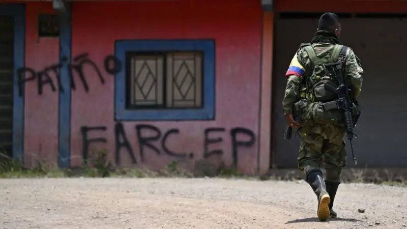 Cuáles son y cuánto poder tienen los dos grupos de las disidencias de las FARC señalados como responsables de los atentados que dejaron 19 muertos en Colombia
