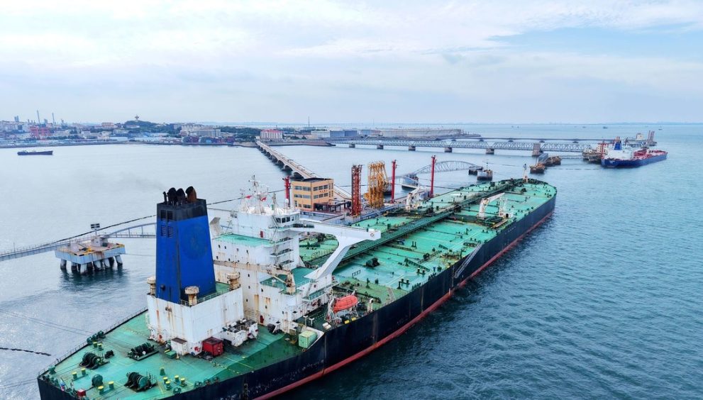 Trump sopesa 'castigar' a China por la compra de petróleo ruso