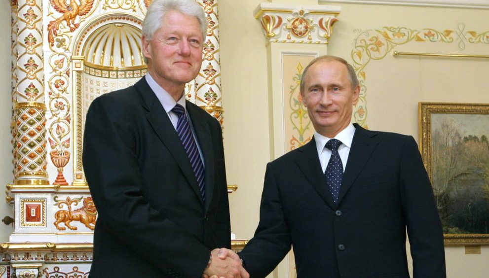 DOCUMENTOS DESCLASIFICADOS: la promesa de Clinton a Putin que quedó solo en palabras