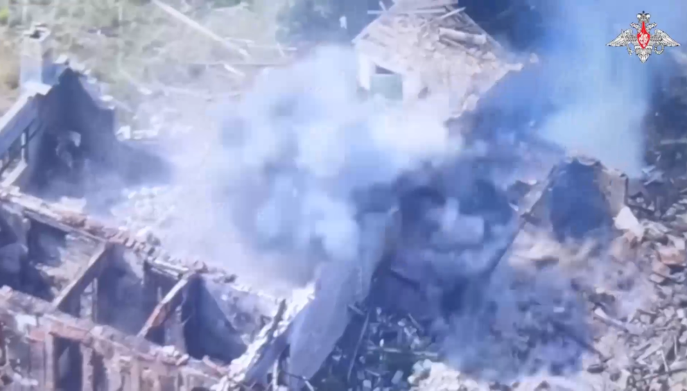 VIDEO: Intensos combates de grupos de asalto rusos en una localidad de Donbass