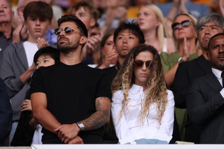 Rute Cardoso, viuda de Diogo Jota, y Ruben Neves, el mejor amigo del fallecido jugador, en el Molineux (Photo by Alex Pantling/Getty Images)