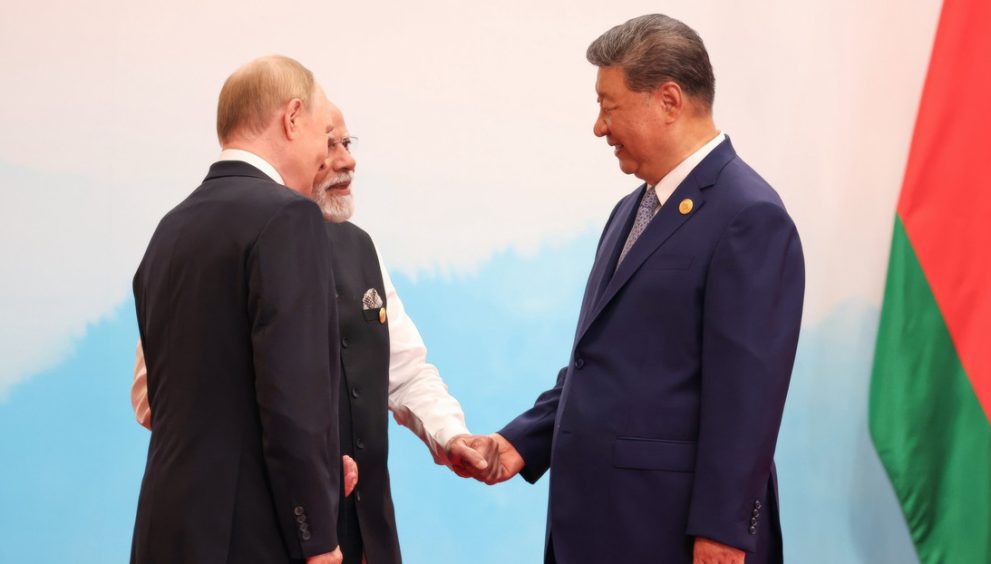 Lavrov explica qué mensaje transmitió el apretón de manos entre Putin, Modi y Xi